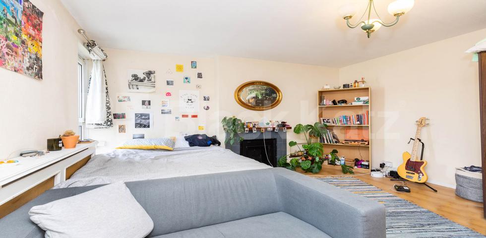 			PERFECT FOR 3 OR 4 SHARERS!, 3 Bedroom, 1 bath, 1 reception Flat			 Banner Street, OLD STREET